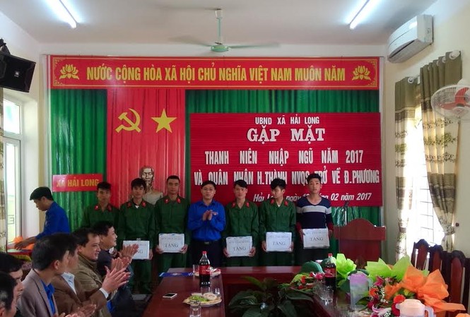 Động viên tân binh trước khi lên đường nhập ngũ Đại diện lãnh đạo Tỉnh Đoàn Thanh Hóa thăm, tặng quà cho các tân binh. Ảnh: Hoàng Lam
