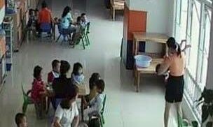 Tin mới nhất về vụ cô giáo dốc ngược dọa ném trẻ qua cửa sổ Tin mới nhất về vụ cô giáo dốc ngược dọa ném trẻ qua cửa sổ