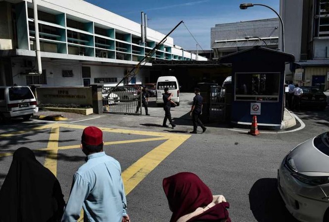 Gia đình Kim Jong-nam có tối đa 3 tuần để đến nhận thi thể Cảnh sát Malaysia bảo vệ nghiêm ngặt bên ngoài Bệnh viện Quốc tế Kuala Lumpur. Ảnh: AFP