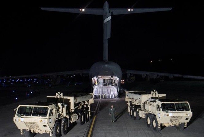 Hàn Quốc nói Trung Quốc thiếu hiểu biết về THAAD chống tên lửa Triều Tiên Hệ thống THAAD cập bến Sân bay Osan Air Base ở Pyeongtaek, Hàn Quốc. Ảnh: Yonhap