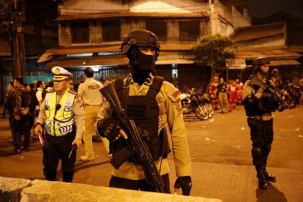 IS nhận trách nhiệm vụ đánh bom tự sát vào trạm xe buýt ở Jakarta Cảnh sát vũ trang phong tỏa hiện trường vụ đánh bom kép tại trạm xe buýt ở Jakarta.