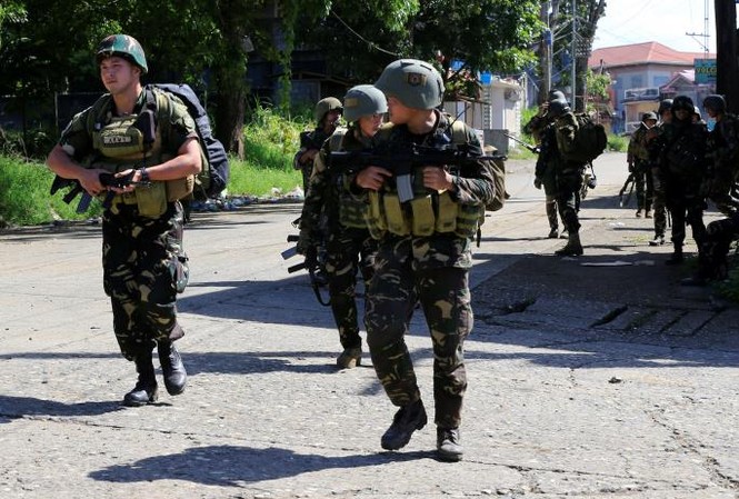 Philippines tuyên bố quân đội Mỹ không được nổ súng ở Marawi Quân đội Philippines tiếp tục các cuộc tấn công chống lại phiến quân Maute đang chiếm nhiều vùng tại Marawi. Ảnh: Reuters