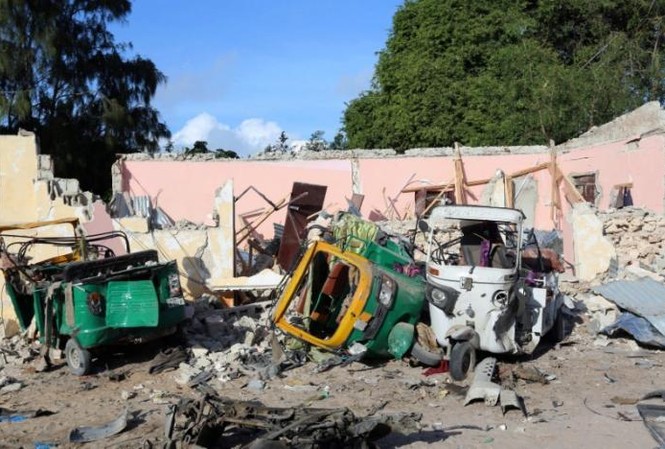 Tấn công khách sạn ở thủ đô Somalia, 19 người thiệt mạng Nhiều phương tiện bị hư hỏng bên ngoài đống đổ nát của khách sạn Posh và nhà hàng Pizza House sau vụ đánh bom. Ảnh: Reuters