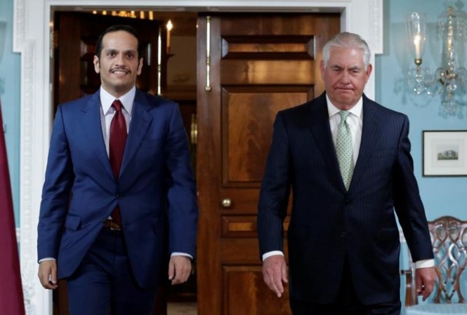 Qatar bác yêu sách của các quốc gia vùng Ả Rập Ngoại trưởng Qatar Sheikh Mohammed bin Abdulrahman al-Thani (trái) và người đồng cấp Rex Tillerson của Mỹ tại Washington ngày 27/6. Ảnh: Reuters
