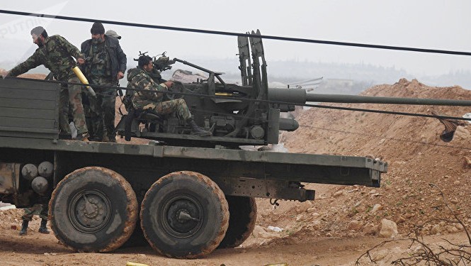 Quân đội Syria bao vây IS ở Akerbat, mở đường giải phóng Deir ez-Zor Quân đội Syria xả súng về mục tiêu IS. Ảnh: Sputnik