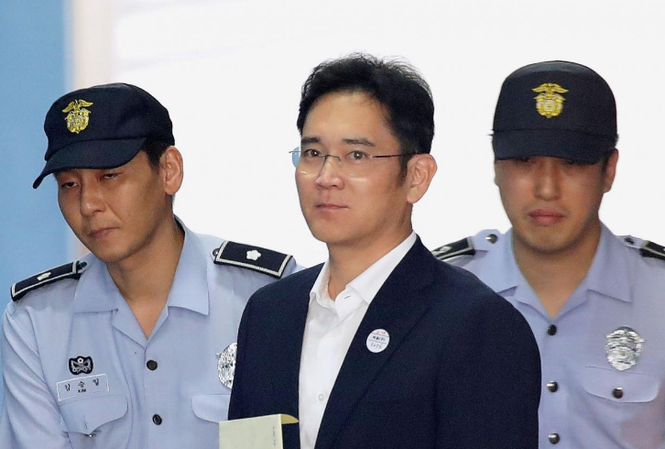 ‘Thái tử’ Samsung lãnh án 5 năm, nhóm ủng hộ cựu Tổng thống Hàn biểu tình Phó Chủ tịch kiêm người thừa kế Tập đoàn Samsung (Hàn Quốc) Lee Jae-yong bị kết án 5 năm tù. Ảnh: Reuters