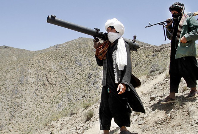 'Taliban sẽ không chấp nhận đề nghị đàm phán của ông Tillerson' Các chiến binh Taliban ở Afghanistan. Ảnh: AP