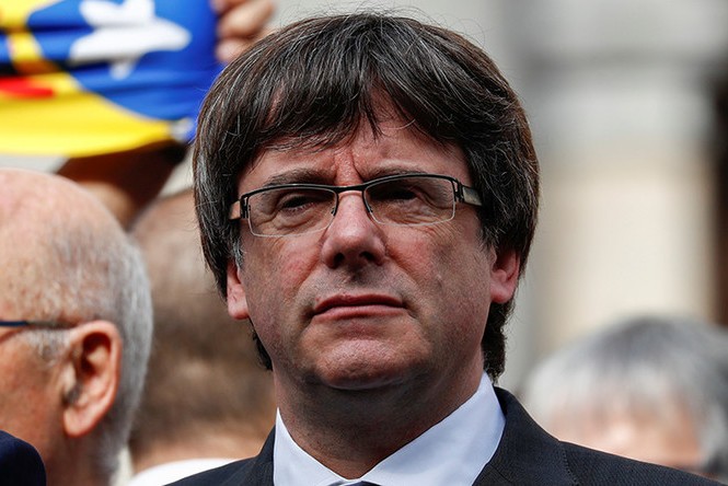 Lãnh đạo Catalonia bị phế truất tự nộp mình cho cảnh sát Lãnh đạo Catalonia vừa bị phế truất Carles Puigdemont. Ảnh: Reuters
