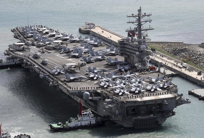 Mỹ-Hàn khởi động cuộc tập trận chung hiếm có chống Triều Tiên Tàu sân bay Mỹ USS Ronald Reagan cập cảng Busan vào ngày 21/10 sau khi hoàn thành tập trận chung với quân đội Hàn Quốc. Ảnh: Yonhap/AP