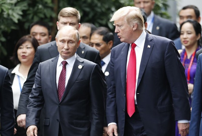 Tổng thống Trump chia sẻ về cuộc nói chuyện với người đồng cấp Putin Tổng thống Mỹ Donald Trump trò chuyện với người đồng cấp Vladimir Putin bên lề APEC 2017 vào sáng 11/11 tại Đà Nẵng. Ảnh: AP