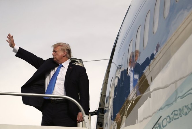 Tổng thống Mỹ Trump không dự Hội nghị Thượng đỉnh Đông Á Tổng thống Mỹ Donald Trump lên máy bay về nước sau chuyến công du châu Á lịch sử. Ảnh: AP