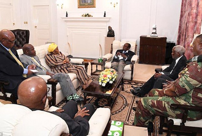 Tổng thống Zimbabwe sẽ bị đảng cầm quyền sa thải vào Chủ nhật Hình ảnh mới nhất về Tổng thống Zimbabwe Robert Mugabe sau cuộc binh biến hôm 14/11. Ảnh: The Herald