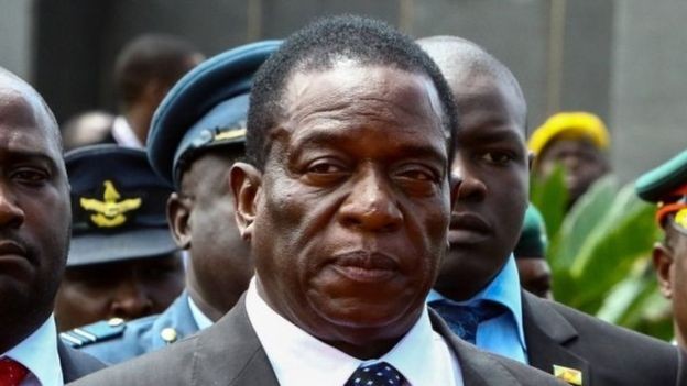 Bùng nổ tranh cãi người tạm quyền Tổng thống Zimbabwe Cựu Phó Tổng thống Emmanuel Mnangagwa sẽ về nước hôm nay (22/11) để thay thế người tiền nhiệm Mugabe vừa từ chức. Ảnh: AFP