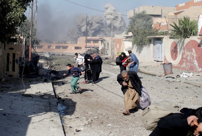 Liên minh Mỹ thừa nhận giết chết 800 thường dân ở Syria và Iraq Người dân sợ hãi chạy trốn trong một cuộc không kích của liên minh do Mỹ dẫn đầu vào vị trí của IS ở Mosul, Iraq, vào năm 2016. Ảnh: Reuters