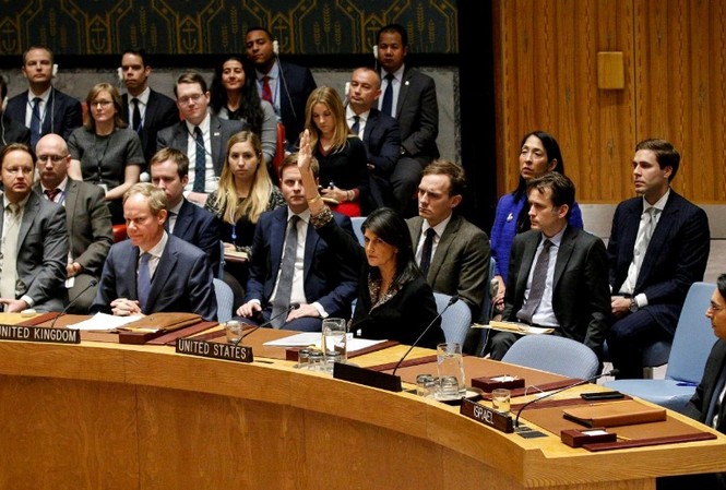 Mỹ ‘dằn mặt’ các nước trước cuộc bỏ phiếu của Đại hội đồng LHQ về Jerusalem Đại sứ Mỹ tại Liên Hợp Quốc Nikki Haley phủ quyết dự luật nghị quyết về Jerusalem tại UNSC. Ảnh: Reuters