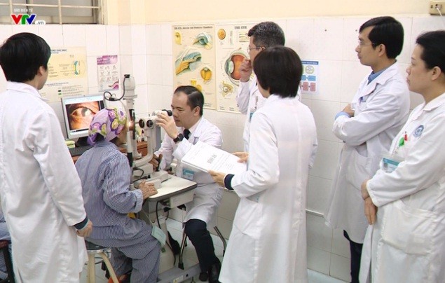 Cận cảnh quá trình ghép giác mạc của bé Hải An cho 2 người bệnh Các bác sĩ tiến hành hội chẩn trước ca ghép.
