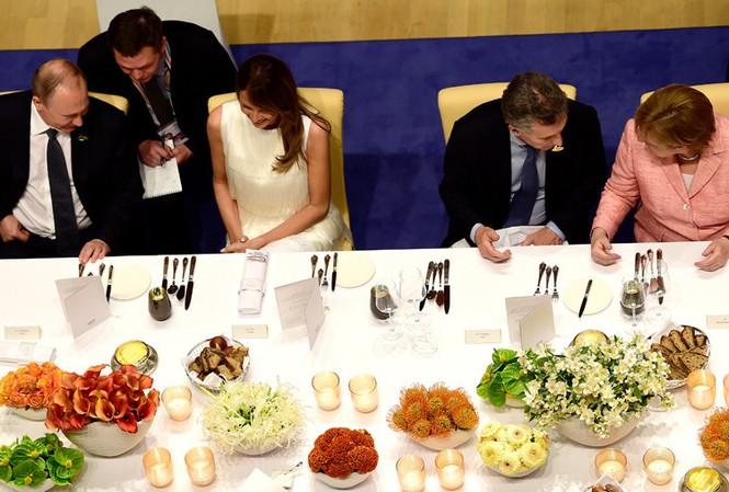 Putin tiết lộ cuộc nói chuyện chớp nhoáng với Melania Trump tại G20 Ông Putin trò chuyện với bà Melania trong bữa tiệc tối tại Đức, bên lề hội nghị thượng đỉnh G20 hồi năm ngoái. Ảnh: AFP