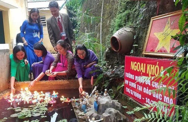 Tưởng niệm chiến sĩ Gạc Ma ở ngôi trường trên đỉnh Trường Sơn Thả hoa đăng tưởng niệm các anh hùng Gạc Ma. Ảnh: MT