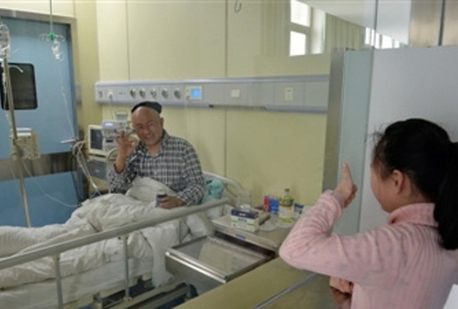 Xúc động câu chuyện bé gái ép mình tăng cân để cứu cha Bé Zhenzhen nỗ lực tăng cân để hiến tuỷ cứu cha. Ảnh: SCMP
