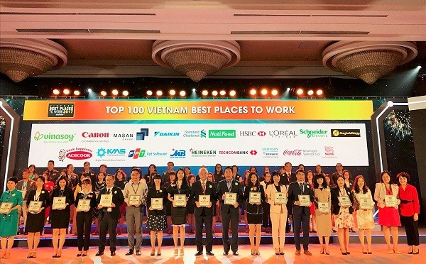Techcombank lọt 'Top 100 nơi làm việc tốt nhất Việt Nam 2017' Techcombank liên tiếp tăng bậc trong bảng xếp hạng Top 100 nơi làm việc tốt nhất Việt Nam.