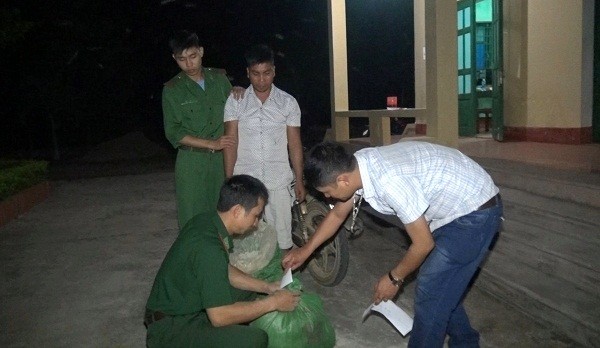 Bắt đối tượng vận chuyển thuốc nổ ở khu vực biên giới Đối tượng Hồ Văn Bình cùng tang vật vụ việc.