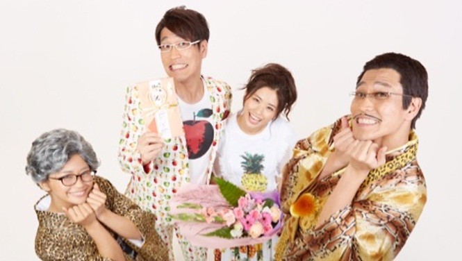 Lộ ảnh cưới của chủ nhân hit 'Pen-Pineapple-Apple' và vợ kém 15 tuổi Piko Taro (45 tuổi), hiện tương Youtube Nhật Bản với bản hit PPAP, và Hitomi Yasueda, nữ người mẫu kém anh 15 tuổi, vừa tổ chức đám cưới cách đây không lâu.