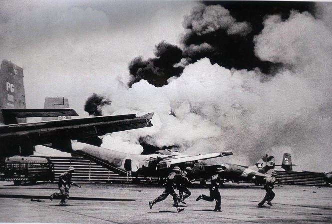 Quanh hai bức ảnh ngày 30/4/1975 C.C.T
Đánh chiếm sân bay Tân Sơn Nhất. Ảnh: Đinh Quang Thành