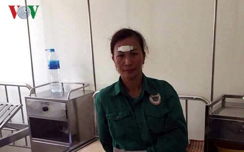 Bản tin 8H: Nữ công nhân môi trường bị đánh hội đồng dưới mưa Chị Huệ băng bó vết thương ở bệnh viện. Ảnh: VOV
