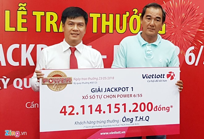Bản tin 14H: Nhận hơn 42 tỷ đồng, người trúng xổ số không giấu mặt Ông Q. không đeo mặt nạ nhận thưởng xổ số 42,1 tỷ đồng. Ảnh: Zing