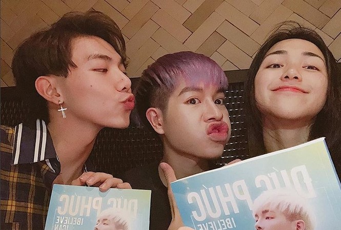Hoà Minzy và Erik ‘lầy’ khi hacker đòi tiền chuộc Facebook Đức Phúc Các thành viên nhóm hoa dâm bụt Erik (trái), Đức Phúc (giữa) và Hoà Minzy.