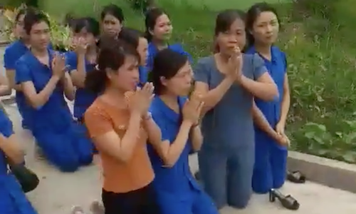 Bản tin 8H: Giáo viên đồng loạt quỳ xin không đóng cửa nơi dạy trẻ Loạt giáo viên quỳ xin không đóng cửa nơi dạy trẻ.