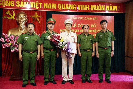 Bổ nhiệm Cục trưởng Cục Cảnh sát Hình sự Trung tướng Trần Văn Vệ chúc mừng Đại tá Trần Ngọc Hà - Ảnh: CAND
