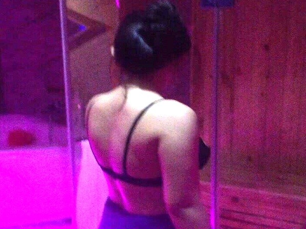 Bản tin 14H: Bắt quả tang nữ tiếp viên massage khỏa thân cho khách Cơ sở massage Zeus bị phát hiện có nhiều nữ nhân viên kích dục.