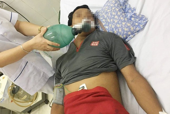 Bản tin 8H: Nhậu bằng rượu ngâm rễ cây, người chết kẻ nguy kịch Anh Sơn nhập viện trong tình trạng nguy kịch do ngộ độc rượu.