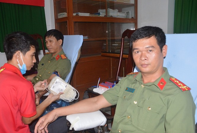 Đại úy Công an 22 lần hiến máu tình nguyện Đồng chí Diệp đang chuẩn bị hiến máu.