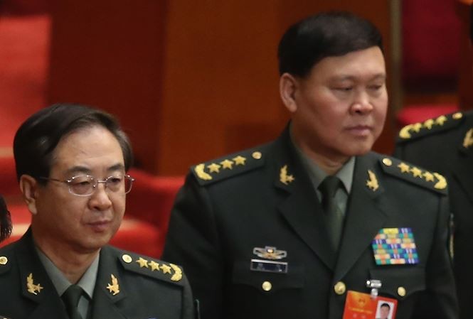 Lộ con đường xa xỉ của các 'tham tướng' Trung Quốc Tướng Phòng Phong Huy (trái) và tướng Trương Dương khi đương chức. Ảnh: Tân Hoa xã