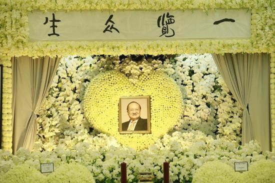 Bên trong hội trường tang lễ của cố nhà văn Kim Dung Lễ viếng nhà văn Kim Dung diễn ra vào tối ngày 12/11.