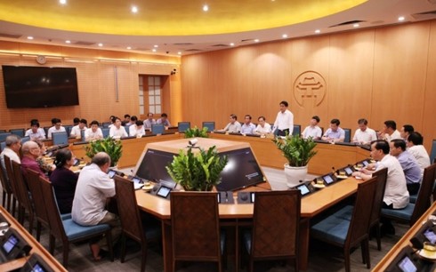 Hà Nội thu hồi trả lại dân hàng nghìn mét đất Chủ tịch UBND Thành phố Hà Nội Nguyễn Đức Chung tiếp công dân. (ảnh Hà Nội mới).