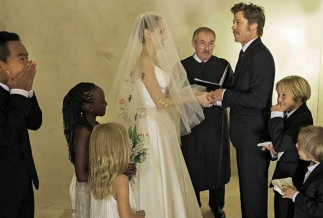 Thẩm phán xử ly hôn từng làm chủ hôn cho Jolie-Pitt Thẩm phán John Ouderkirk từng chủ hôn cho Jolie - Pitt là người xử ly hôn cho cặp đôi.