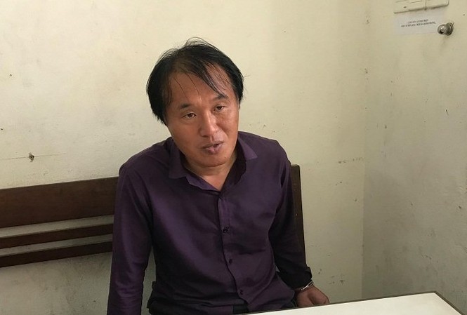 Bản tin 8H: Du khách Hàn Quốc bị điều tra cướp tiền của tài xế taxi Đối tượng Park Young Jun đã dí dao vào cổ tài xế taxi để cướp tài sản. Ảnh: VietNamNet
