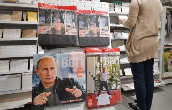 Ông Putin thành 'hiện tượng ảnh lịch' ở Nhật Bản Bộ ảnh lịch Tổng thống Putin "cháy hàng" tại Nhật Bản.