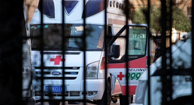 Xe du lịch bốc cháy, 26 người thiệt mạng Một xe cứu thương của Trung Quốc. (Nguồn: AFP)