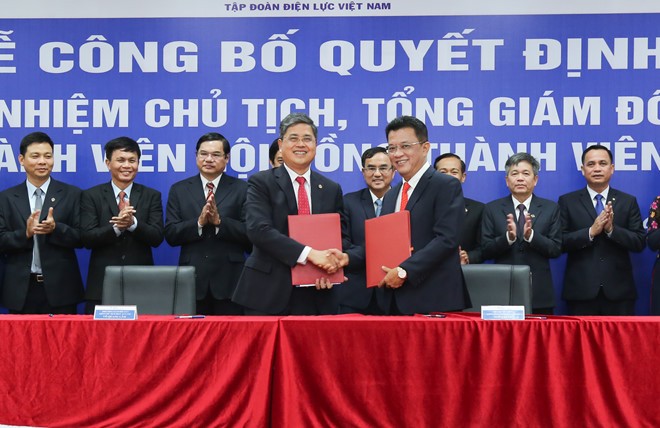 Bản tin 8H: Điện lực miền Trung công bố nhiều quyết định nhân sự Bàn giao chức vụ Tổng giám đốc EVNCPC giữa ông Võ Quang Lâm và ông Ngô Tấn Cư. Ảnh: EVNCPC