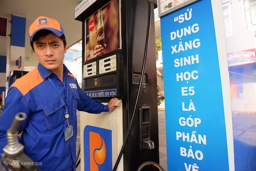 Đại lý bỏ xăng E5 để bán xăng khoáng Nhân viên chuẩn bị bơm xăng E5 RON 92 cho khách hàng tại một đại lý thuộc Petrolimex. Ảnh: Hữu Khoa.