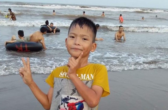 Bản tin 8H: Tìm thấy thi thể học sinh lớp 3 mất tích nhiều ngày dưới sông Thi thể học sinh Trần Minh Dương đã được tìm thấy.