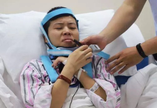 Xúc động, cô gái bảo vệ luận án thạc sĩ trên giường bệnh Cheng Yanfang trình bày luận văn trên giường bệnh. Ảnh: Weibo/ CCTV