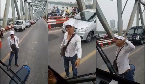 Bản tin 8H: Thanh niên chặn xe buýt đòi nhường đường trên cầu Chương Dương Thanh niên chặn đầu xe buýt, lớn tiếng đòi nhường đường và chửi rủa tài xế. Ảnh cắt từ clip