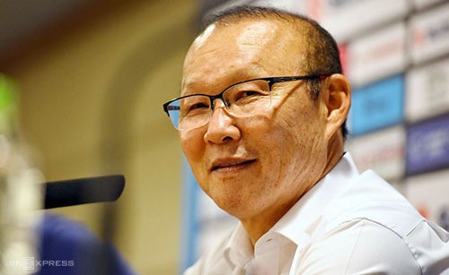 HLV Park Hang-seo: ‘Tầm nhìn và tham vọng quan trọng hơn tiền’ HLV Park Hang-seo không tham gia đàm phán với VFF mà giao toàn bộ cho người đại diện Lee Dong-jun. Ảnh: Giang Huy.