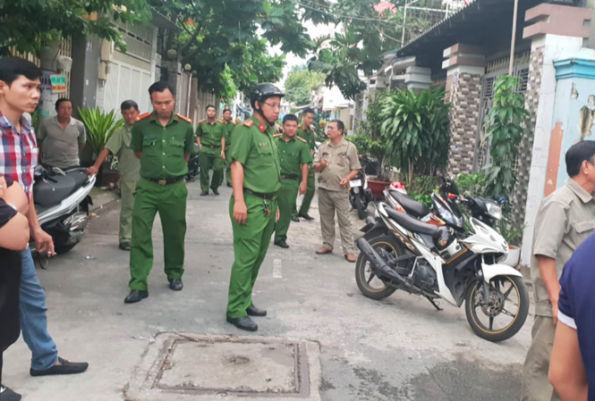 Bản tin 8H: Mất CMND, hai công nhân đang liên hoan bị tạm giữ gần 1 ngày Lực lượng công an kiểm tra hành chính. Ảnh: VTC News