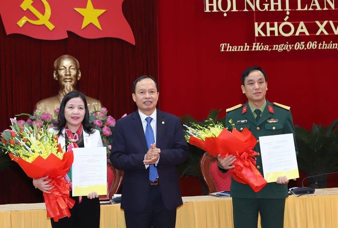 Bản tin 8H: Ban Bí thư Trung ương Đảng chuẩn y nhân sự mới Đồng chí Trịnh Văn Chiến trao quyết định và chúc mừng các đồng chí Phạm Thị Thanh Thủy, Lê Văn Diện. Ảnh: VGP